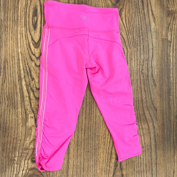 Lululemon Barbie pink cropped leggings size 2 - Picture 3 of 5